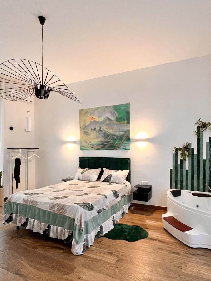 Portico 32 *