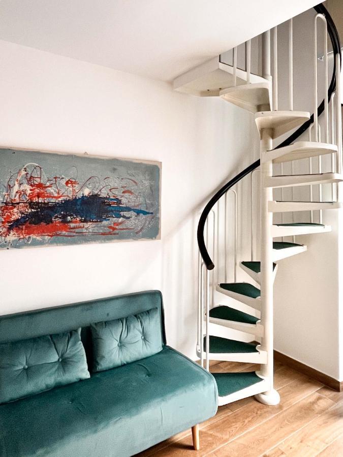 Portico 32 *